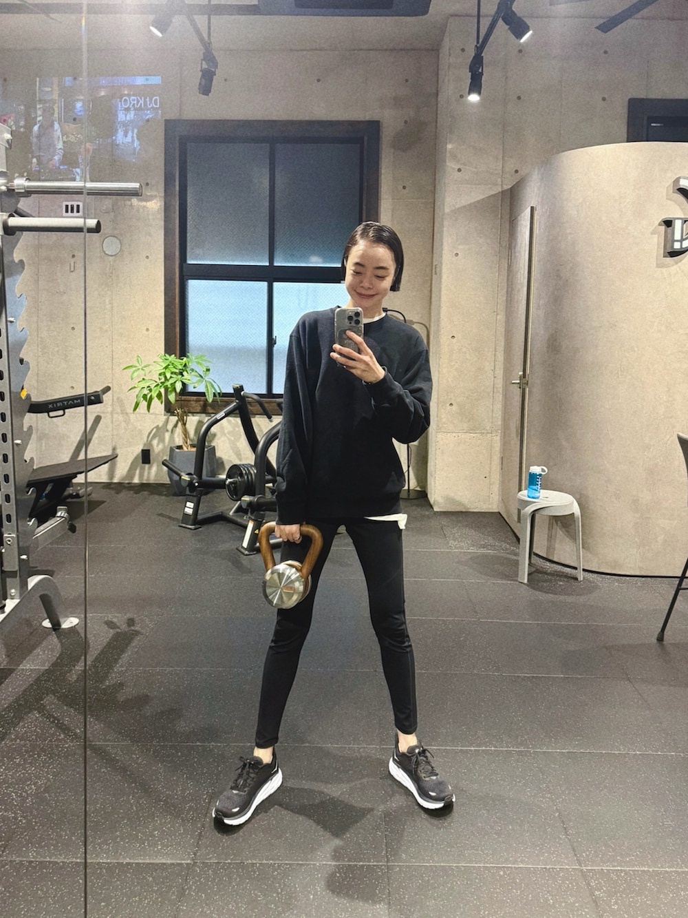 パープル系のスニーカー、ブラック系のスニーカー、ブラック系のバックパック/リュックを着用したレディースの春コーディネートの3枚目の写真