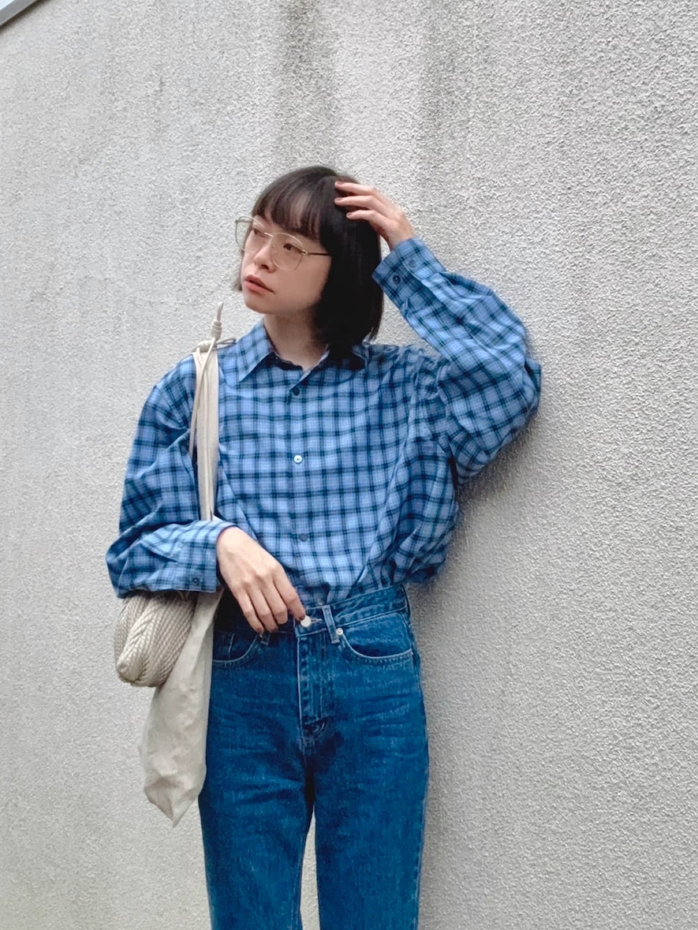 ブルー系のデニムパンツ、ブラック系のその他シューズ、ブルー系のシャツ/ブラウスを着用したレディースの秋コーディネートの2枚目の写真