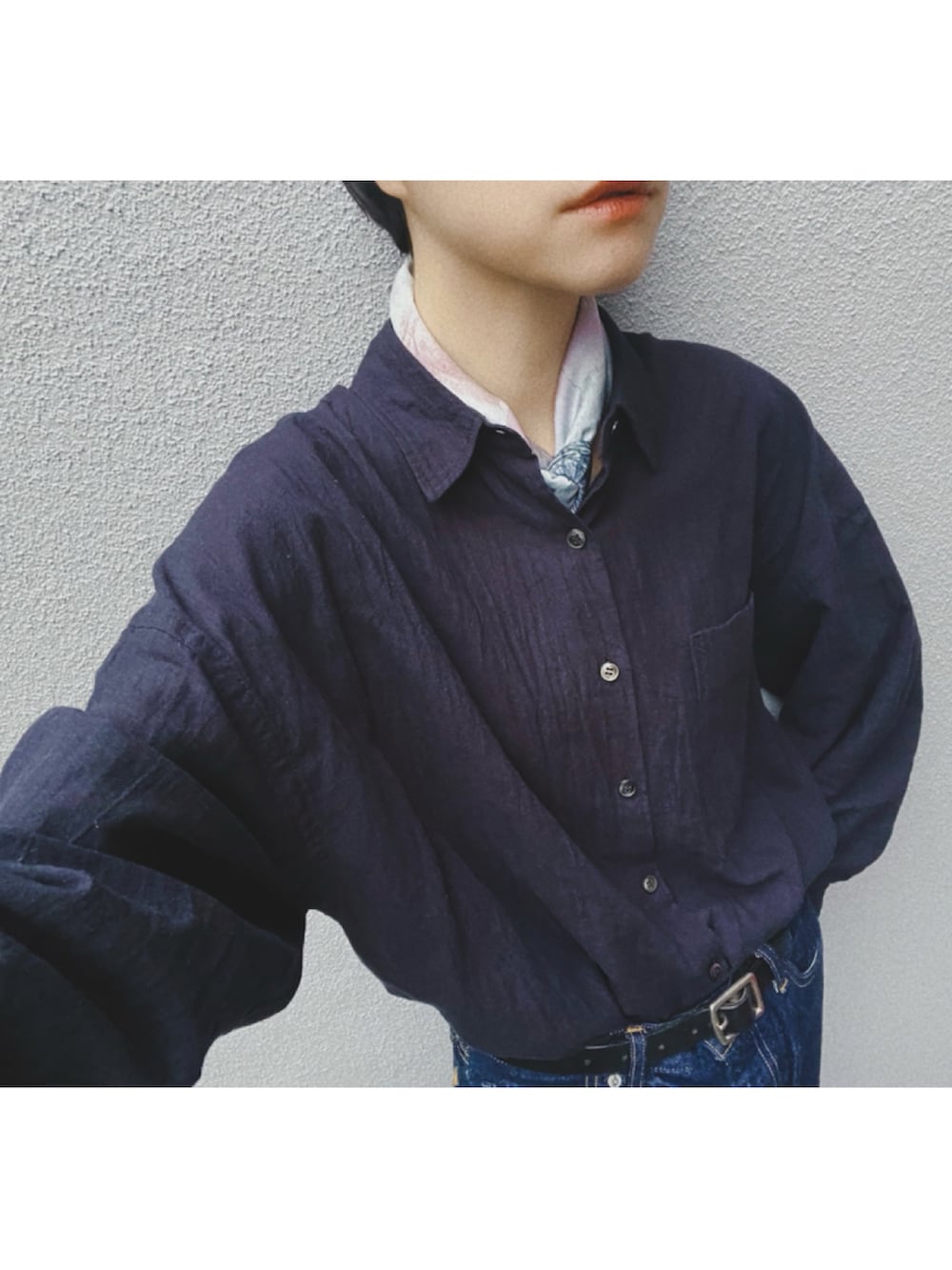 ブルー系のシャツ/ブラウス、ブルー系のデニムパンツ、ブラック系のパンプスを着用したレディースの秋コーディネートの2枚目の写真