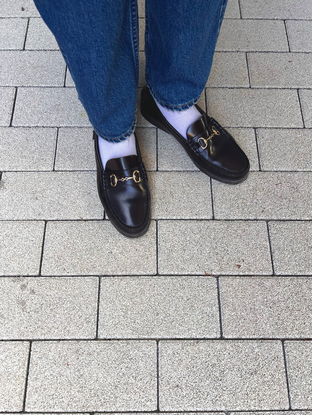 ベージュ系のシャツ/ブラウス、ベージュ系のかごバッグ、ブルー系のデニムパンツを着用したレディースの夏コーディネートの4枚目の写真