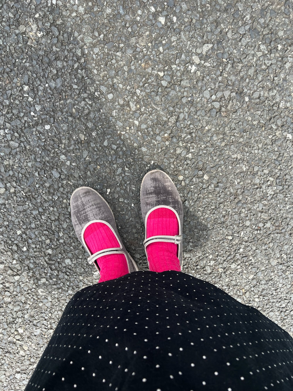 ブラック系のノーカラージャケット、ブラック系のワンピース、グレー系のシューズを着用したレディースの春コーディネートの3枚目の写真