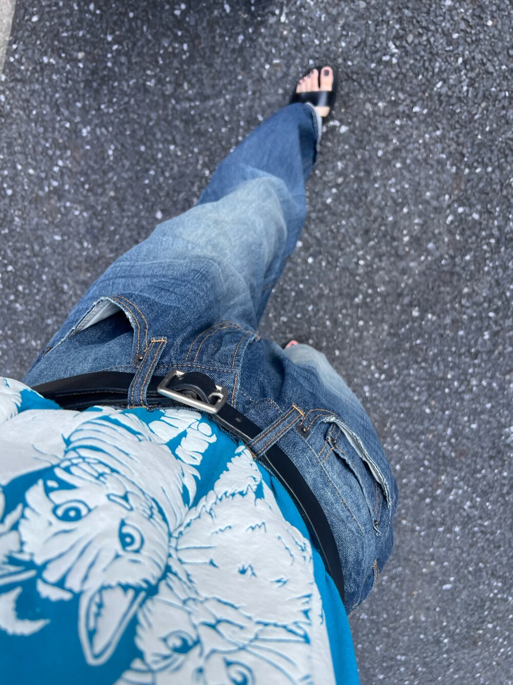 ブルー系のTシャツ/カットソー、ブルー系のデニムパンツ、ブラック系のサンダルを着用したレディースの夏コーディネートの3枚目の写真