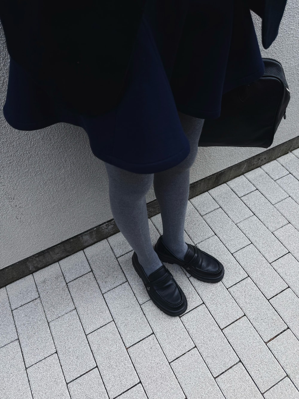 ブラック系のパンプス、ブルー系のパンツ、ブルー系のスウェットを着用したレディースの春コーディネートの3枚目の写真