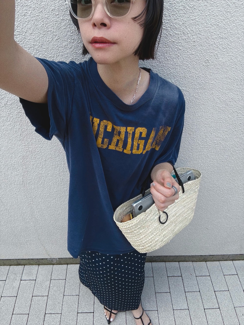 ブルー系のTシャツ/カットソー、ブルー系のスカート、ベージュ系のかごバッグを着用したレディースの夏コーディネートの4枚目の写真