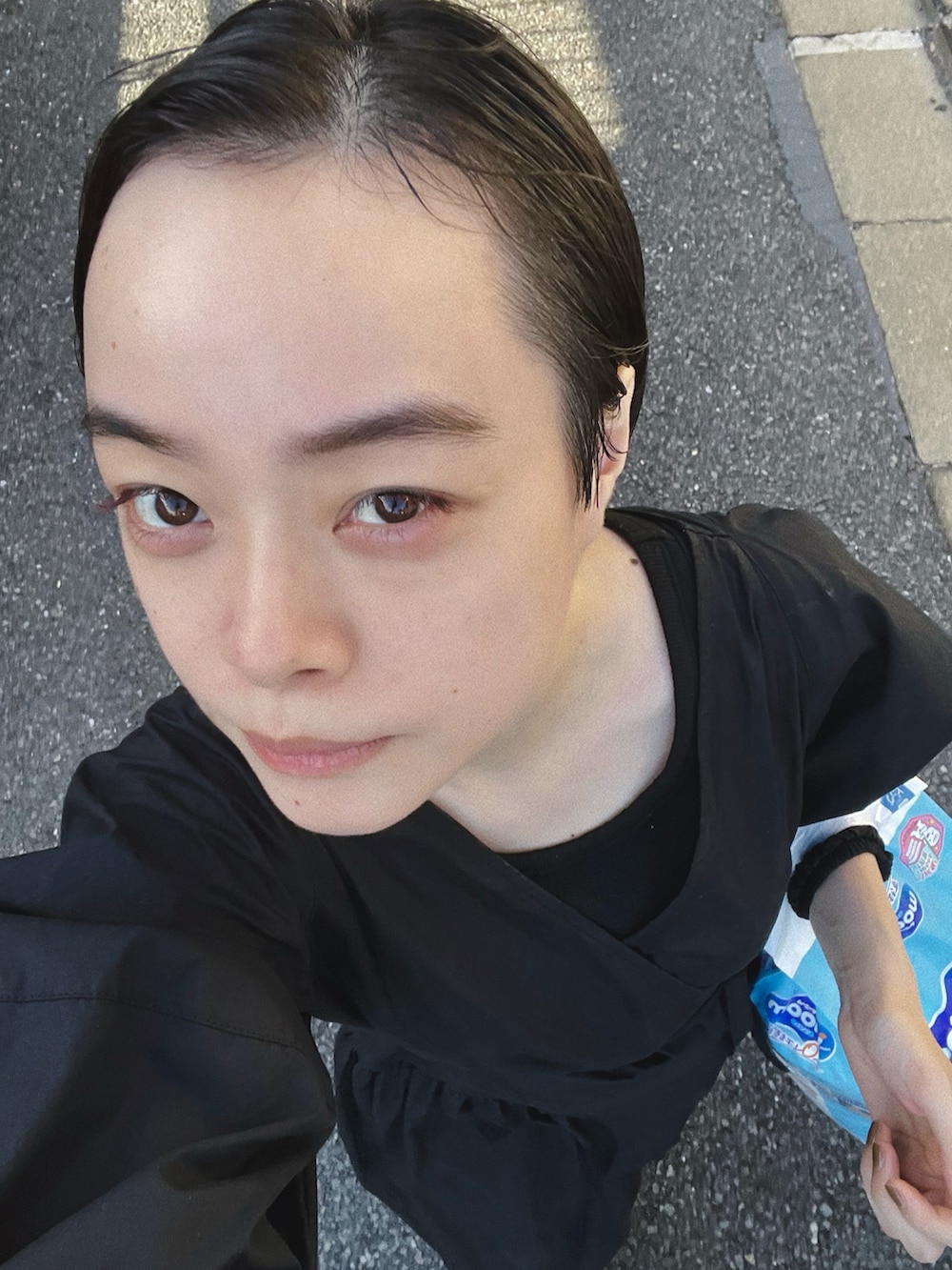 ブラック系のシューズ、ブラック系のワンピース、ブラック系のマタニティウェア/グッズを着用したレディースの秋コーディネートの2枚目の写真