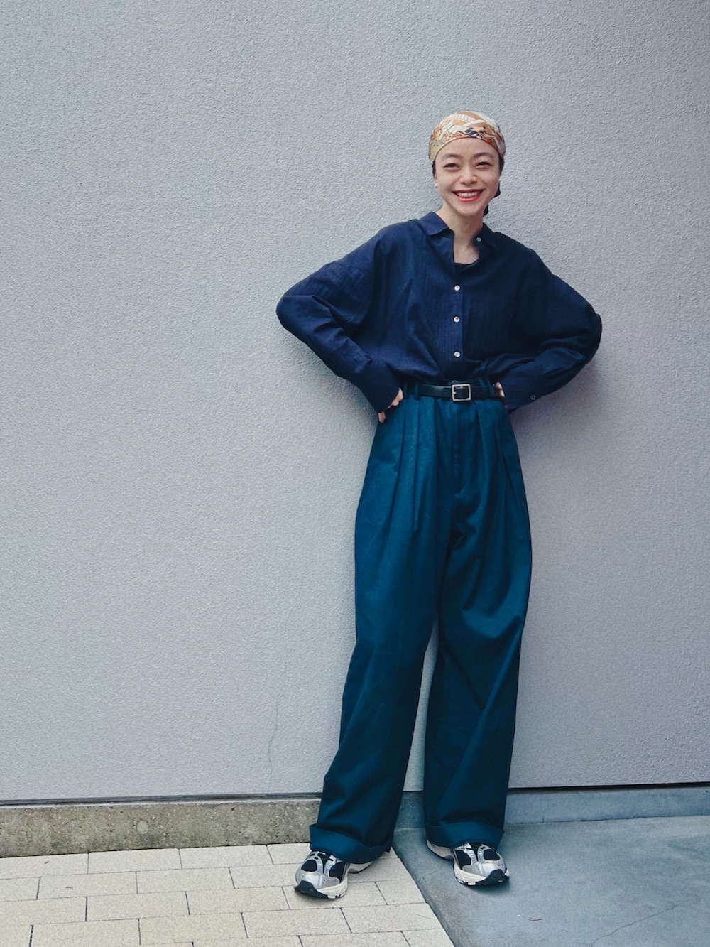 ブルー系のシャツ/ブラウス、ブルー系のスラックス、ブラック系のスニーカーを着用したレディースの秋コーディネートの2枚目の写真