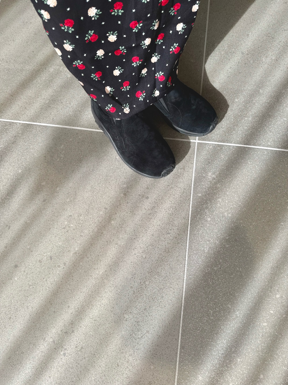 ブラック系のスカート、ブラック系のカーディガン/ボレロ、ブラック系のスリッポンを着用したレディースの冬コーディネートの3枚目の写真