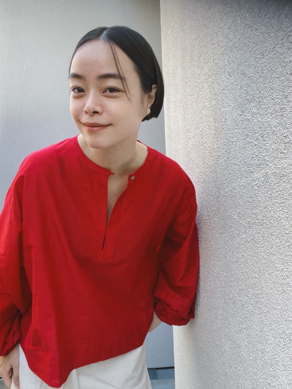 その他のシャツ/ブラウス、ホワイト系のその他パンツ、ホワイト系のサンダルを着用したレディースの春コーディネートの2枚目の写真