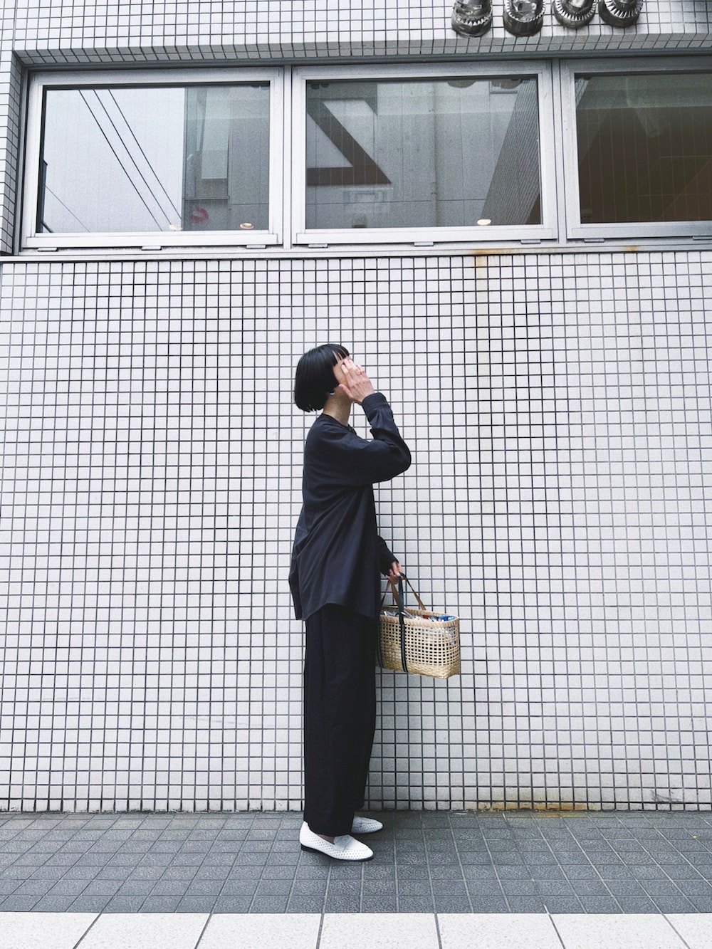 ブラック系のシャツ/ブラウス、ブラック系のその他パンツ、ホワイト系のローファーを着用したレディースの春コーディネートの2枚目の写真