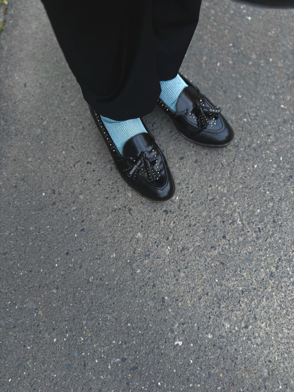 ブラック系のその他パンツ、ホワイト系のシャツ/ブラウス、ブラック系のバッグを着用したレディースの春コーディネートの2枚目の写真