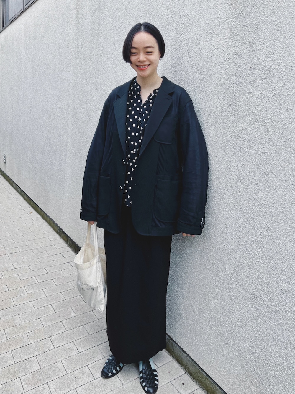 ブラック系のジャケット/アウター、ブラック系のシャツ/ブラウス、ブラック系のスカートを着用したレディースの春コーディネートの2枚目の写真