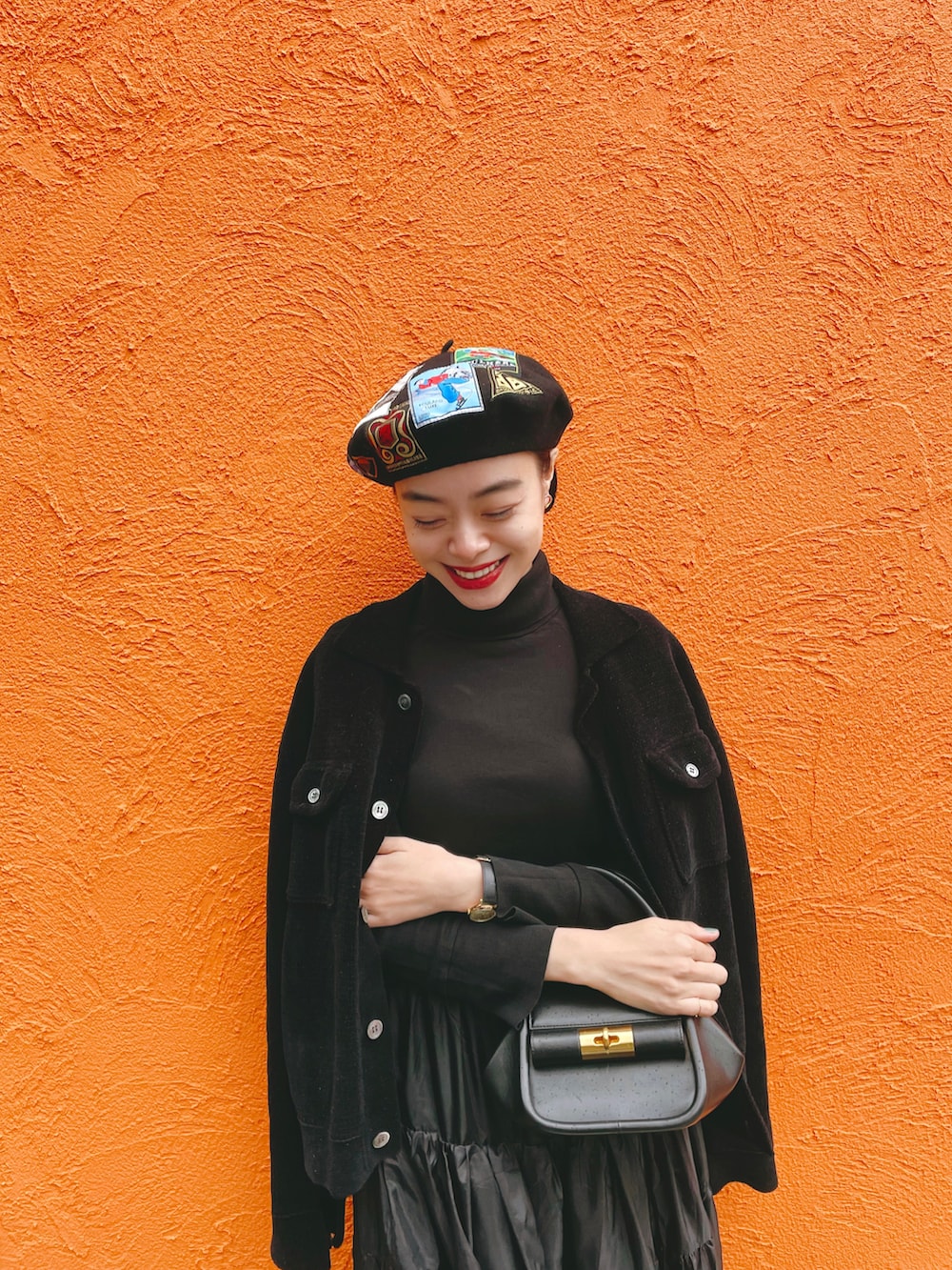 ブラック系のカーディガン/ボレロ、ブラック系のスカート、ブラック系のバッグを着用したレディースの秋コーディネートの3枚目の写真