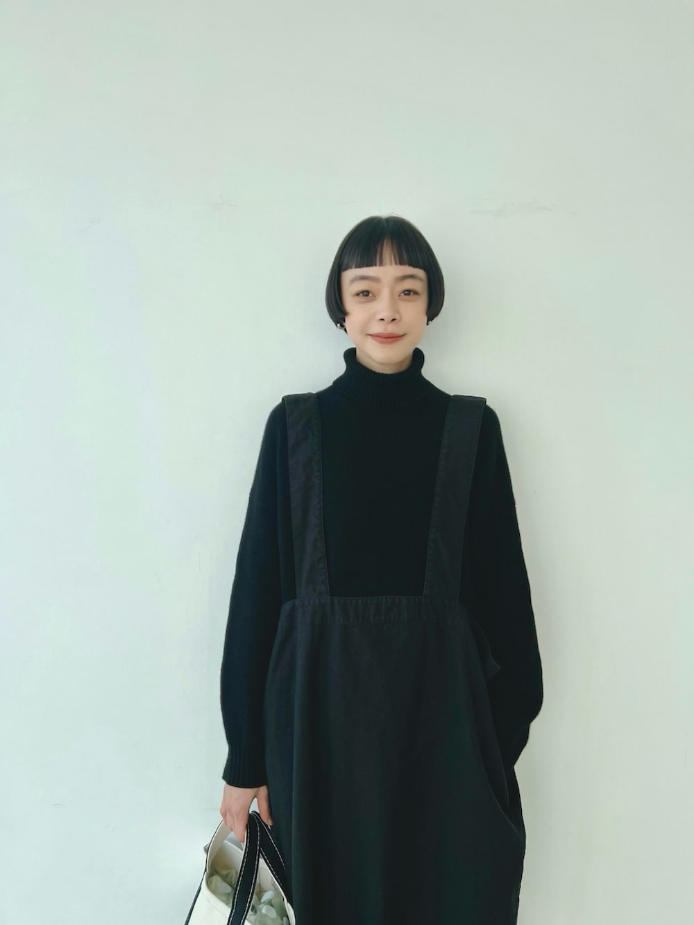 「カジュアル、モノトーン、ジャンパースカート、nest robe、arts & science、オトナ女子、シンプル、シンプルコーデ、ニット、トートバッグ、l.l.bean、スニーカー、ロングコート、スカート、黒」｜「ARTS & SCIENCEのアイテム（ニット/セーター、ブラック系）」を使った、Kanocoさん（レディース・170cm）の冬コーディネートの2枚目の写真