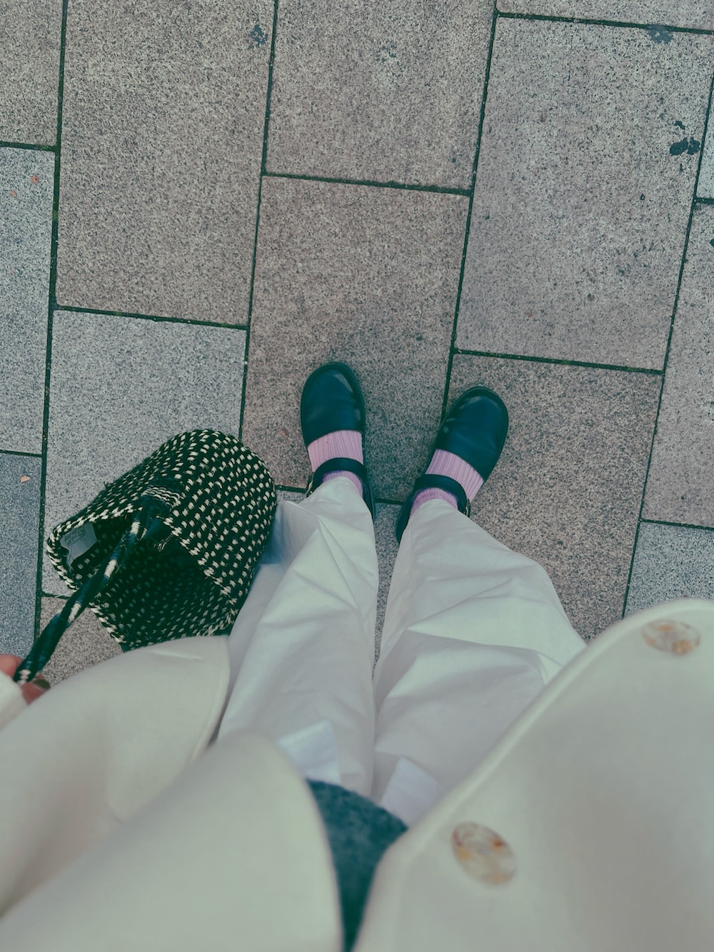 グレー系のベスト、ホワイト系のジャケット/アウター、ホワイト系のパンツを着用したレディースの冬コーディネートの4枚目の写真