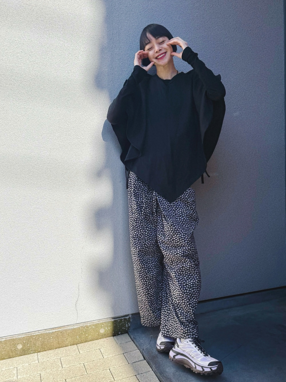 ブルー系のその他パンツ、パープル系のスニーカーを着用したレディースの春コーディネートの3枚目の写真