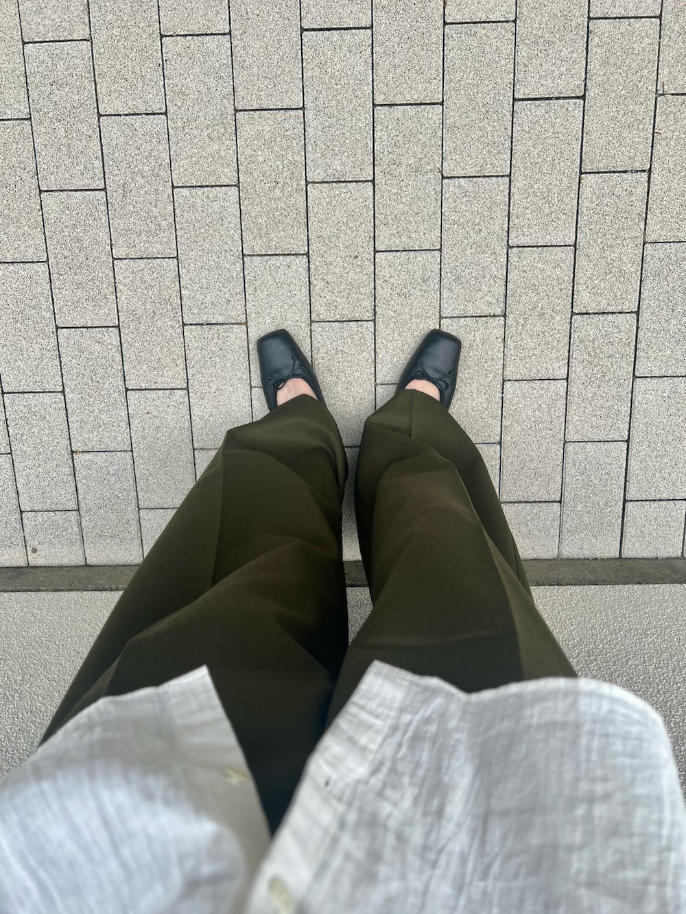 ホワイト系のシャツ/ブラウス、グリーン系のスラックス、ブラック系のバレエシューズを着用したレディースの秋コーディネートの5枚目の写真