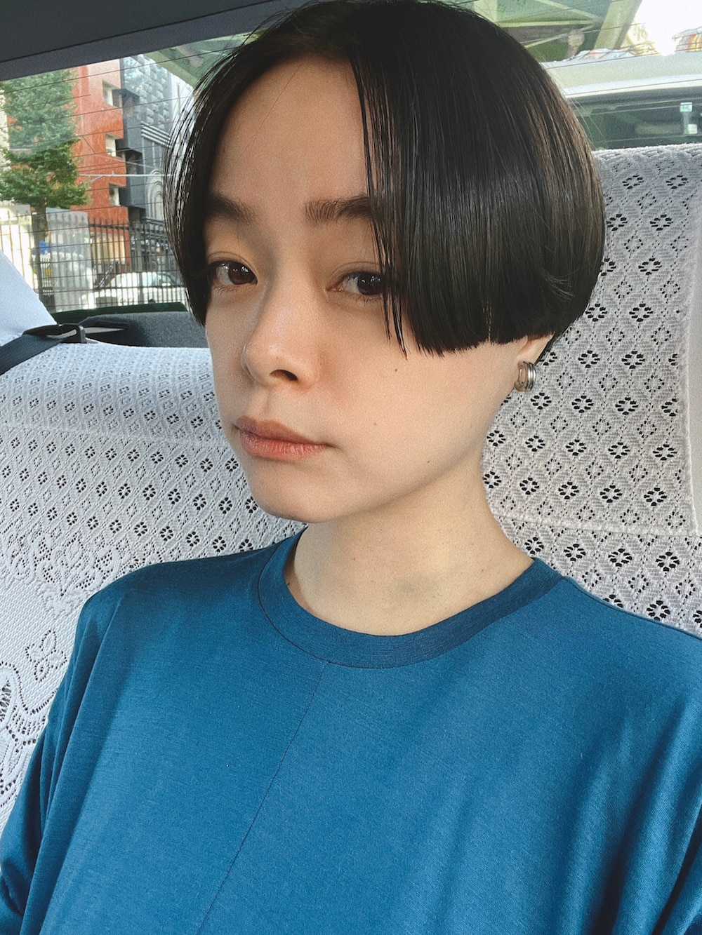 「初秋コーデ、カジュアルコーデ、シンプル、秋、ニットワンピース、ロングワンピース、ワンピース、ワンピース×スニーカー、osoi、ENFOLD、シンプルコーデ、ママコーデ、大人かわいい」｜「ENFOLDのロングスリーブマキシDRESS（ワンピース、ブルー系）」を使った、Kanocoさん（レディース・170cm）の秋コーディネートの2枚目の写真