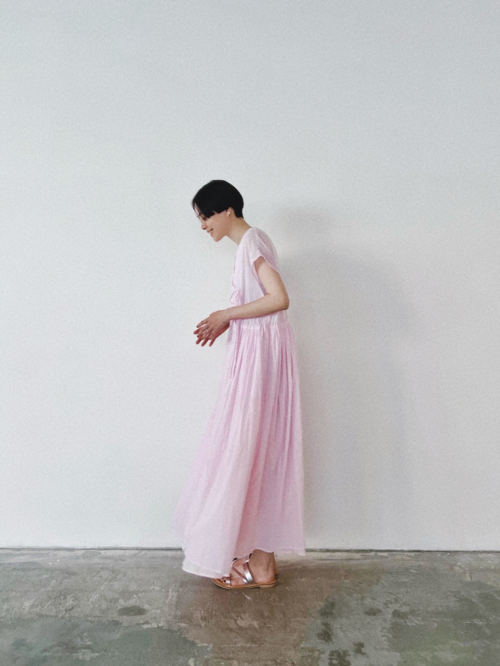 ピンク系のワンピース、シルバー系のサンダルを着用したレディースの夏コーディネートの4枚目の写真