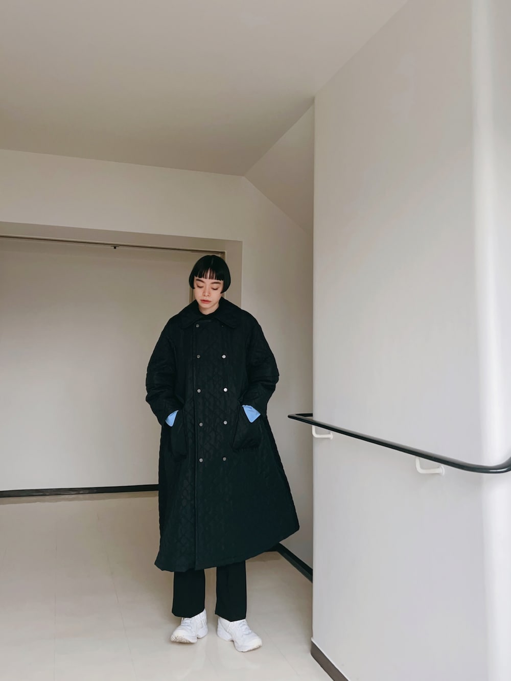 ブルー系のシャツ/ブラウス、ブラック系のパンツ、ブラック系のジャケット/アウターを着用したレディースの冬コーディネートの2枚目の写真