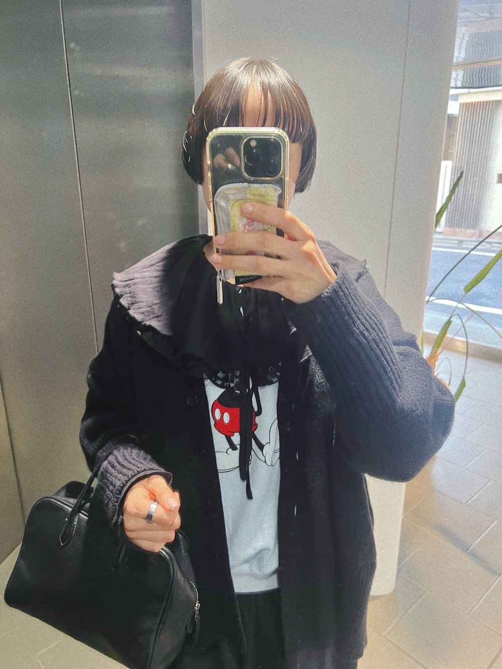 ブルー系のスウェット、ブラック系のシャツ/ブラウス、ブラック系のカーディガン/ボレロを着用したレディースの秋コーディネートの2枚目の写真