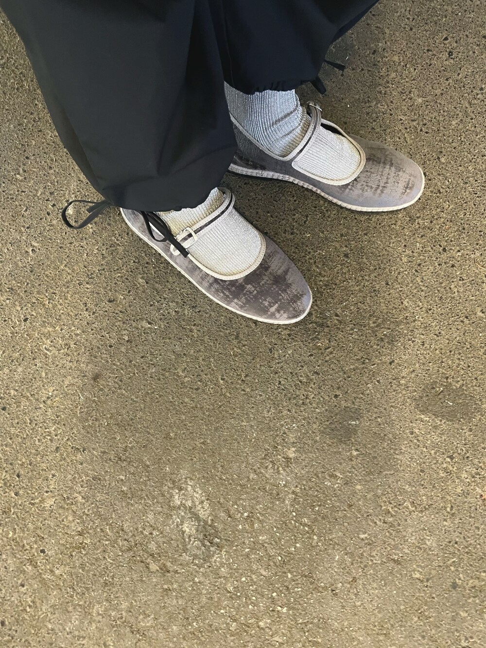 ブラック系のシャツ/ブラウス、ブラック系のオールインワン・サロペット、ブラック系のバッグを着用したレディースの秋コーディネートの3枚目の写真