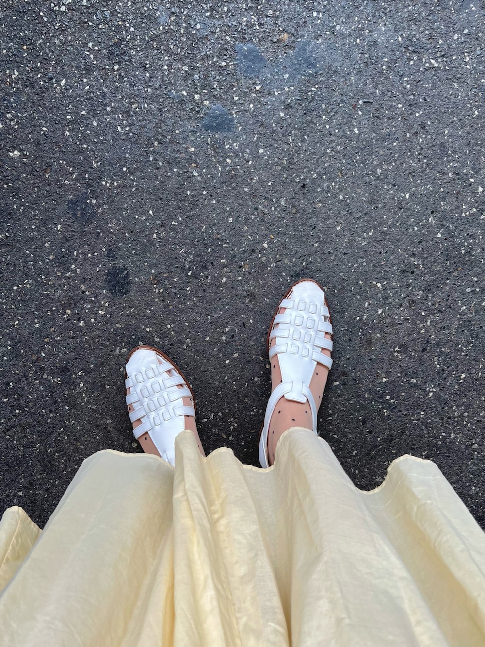 その他のシャツ/ブラウス、ピンク系のスカート、ホワイト系のサンダルを着用したレディースの春コーディネートの3枚目の写真