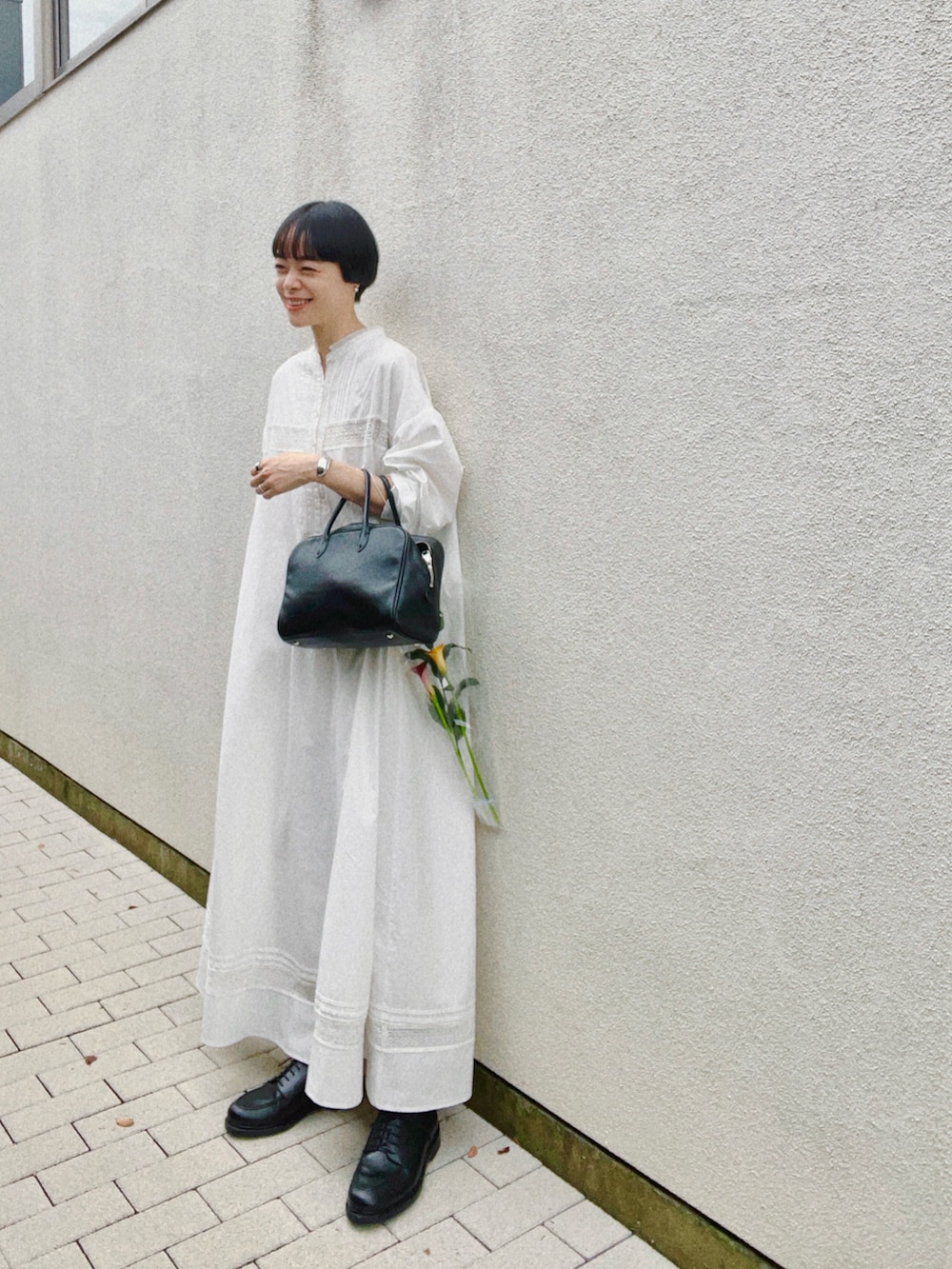 ホワイト系のワンピースを着用したレディースの秋コーディネートの2枚目の写真