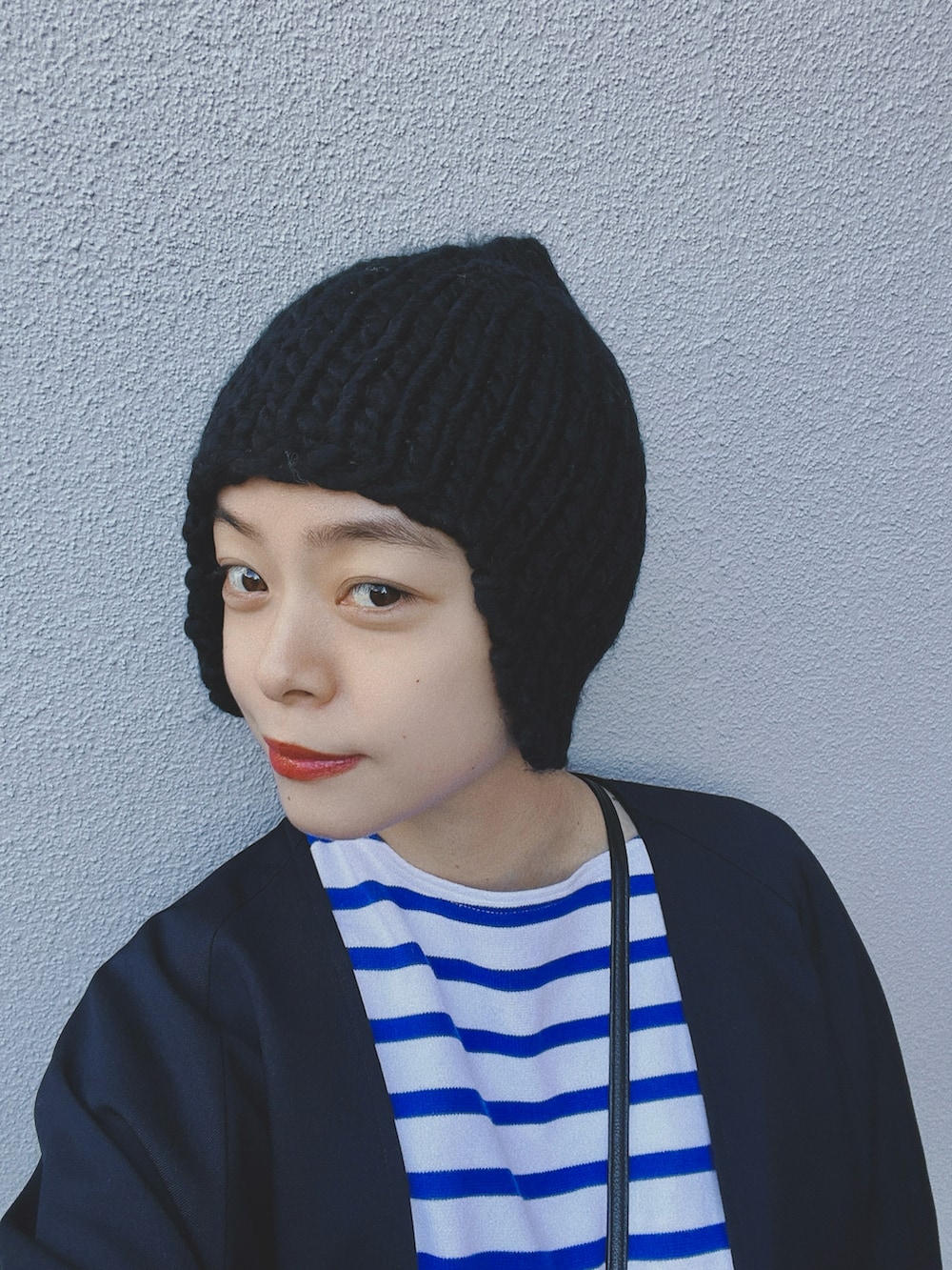 ブルー系のトップス、ブルー系のジャケット/アウター、ブラック系のシューズを着用したレディースの秋コーディネートの2枚目の写真