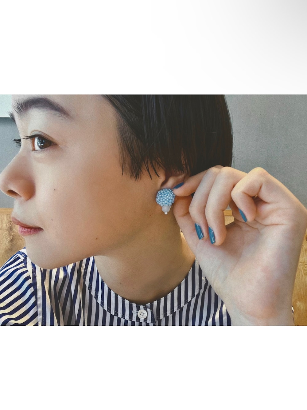 ブルー系のワンピース、ホワイト系のかごバッグ、ホワイト系のサンダルを着用したレディースの夏コーディネートの2枚目の写真