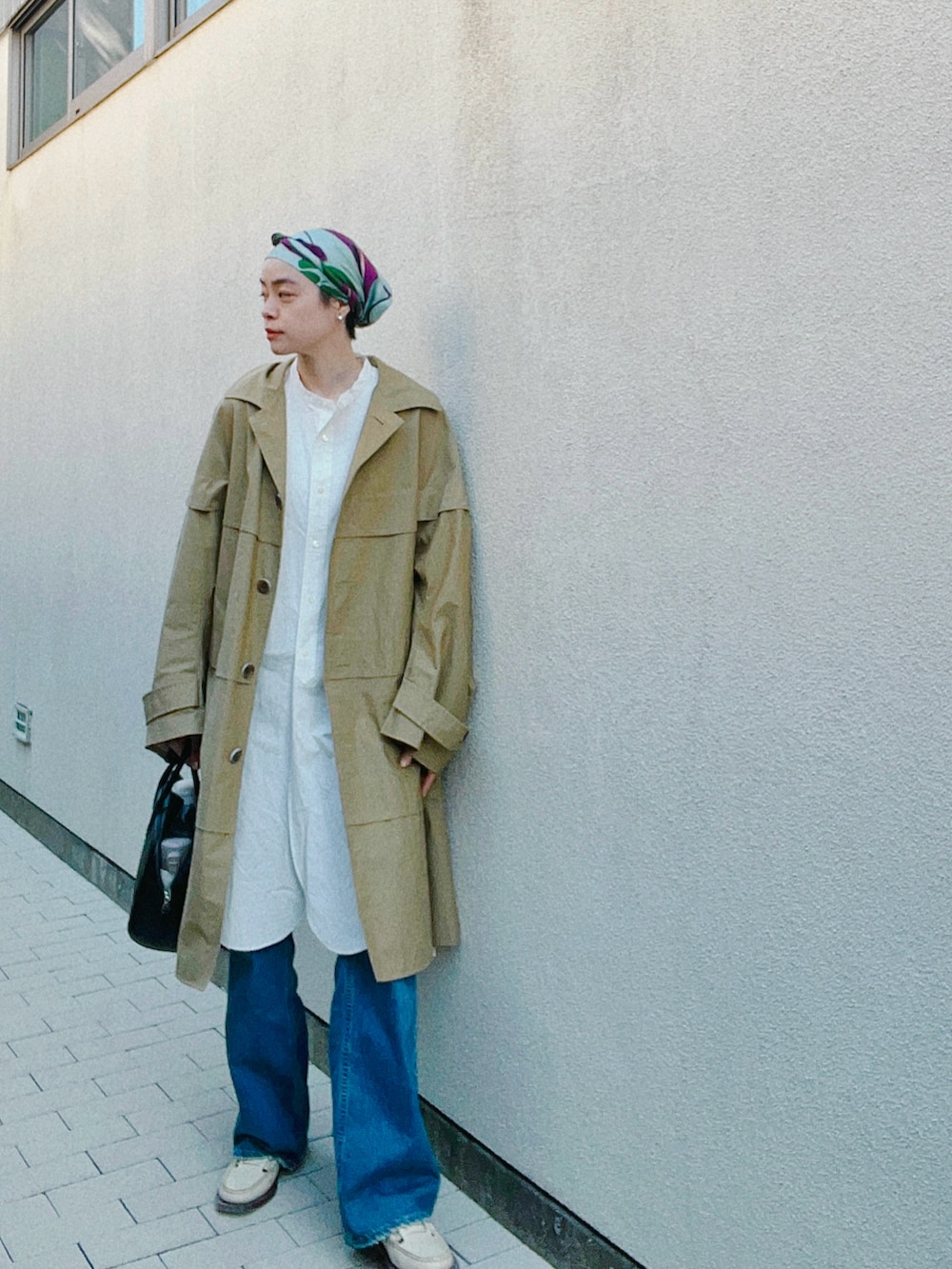 ホワイト系のシャツ/ブラウス、ブルー系のデニムパンツ、ベージュ系のローファーを着用したレディースの春コーディネートの2枚目の写真