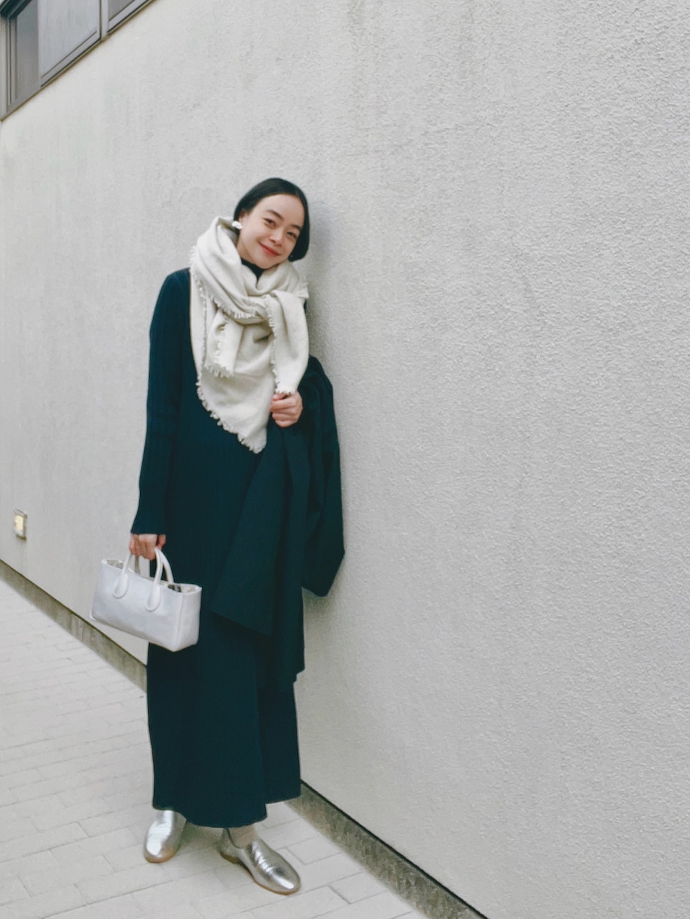 「大人コーデ、マフラーぐるぐる、マキシ丈ワンピース、ワンピース、タイトワンピース、ワントーンコーデ、ネイビー、ネイビー×ホワイト、シンプル、シンプルコーデ、ママコーデ、ロングコート」｜「RIM.ARKのOpen collar high neck OP（ワンピース、ブルー系）」を使った、Kanocoさん（レディース・170cm）の冬コーディネートの2枚目の写真