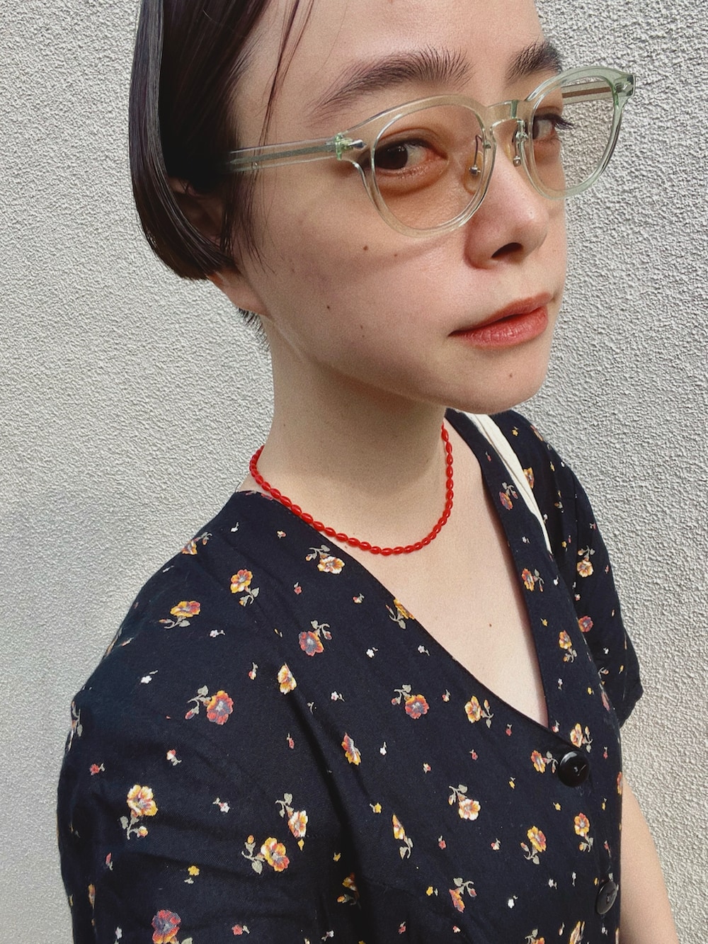 ブラック系のワンピース/ドレス、ブラック系のサンダル、レッド系のネックレスを着用したレディースの夏コーディネートの2枚目の写真