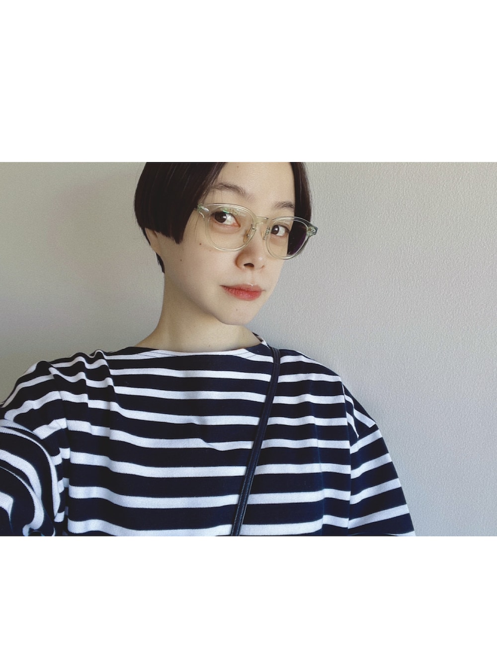 ブラック系のトップス、ブラック系のバレエシューズ、ブラック系のスカートを着用したレディースの秋コーディネートの2枚目の写真