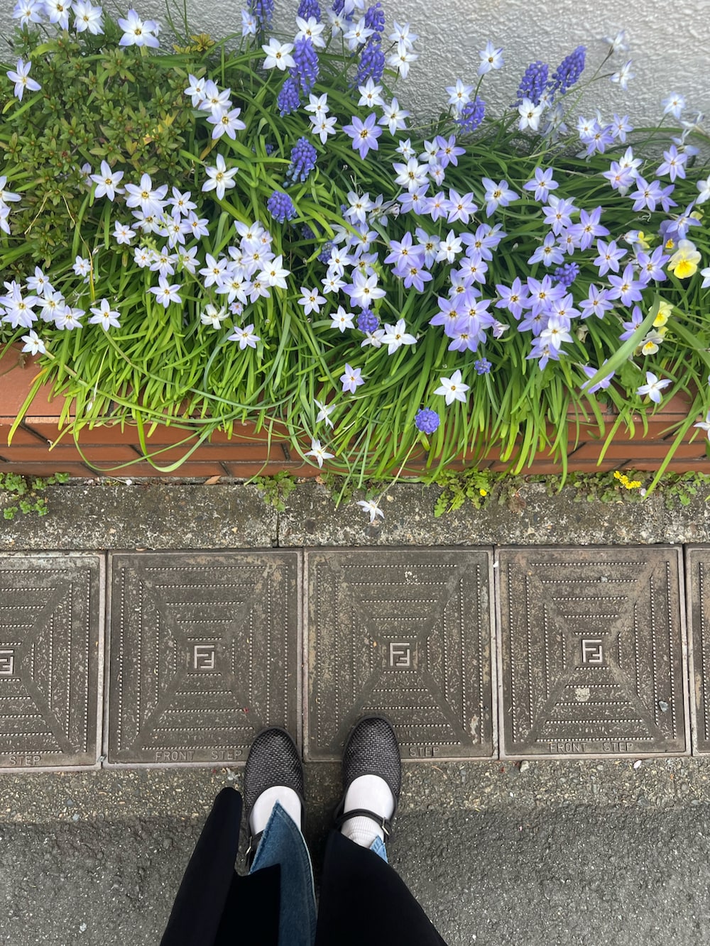 ブルー系のデニムスカート、その他のシャツ/ブラウス、ホワイト系のTシャツ/カットソーを着用したレディースの春コーディネートの4枚目の写真