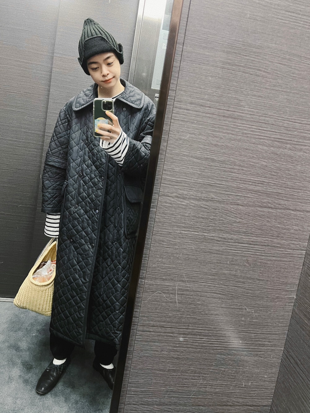 ブラック系のジャケット/アウター、ブラック系のスウェットパンツ、ブラック系のバレエシューズを着用したレディースの春コーディネートの2枚目の写真