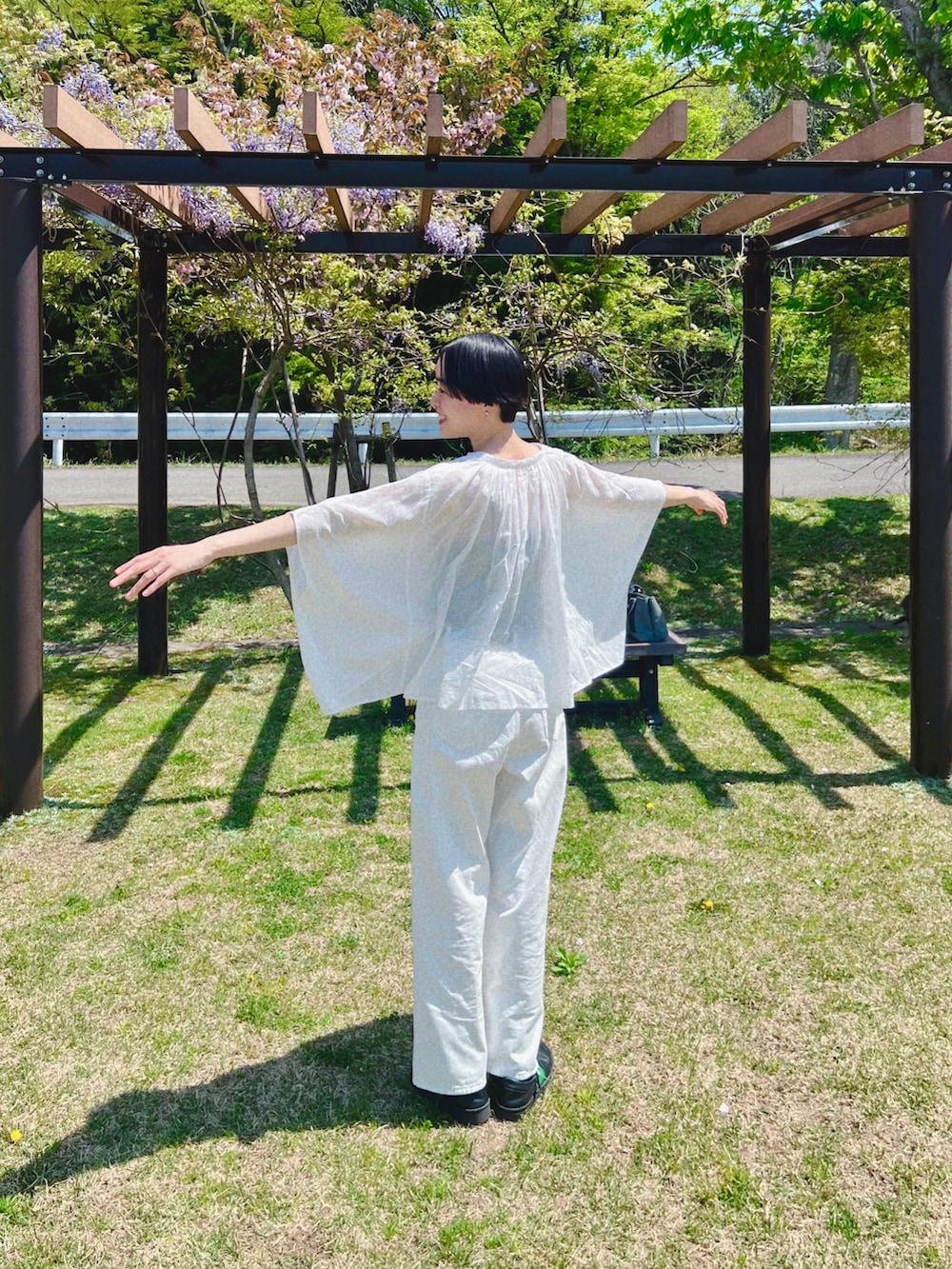 ホワイト系のシャツ/ブラウスを着用したレディースの春コーディネートの3枚目の写真