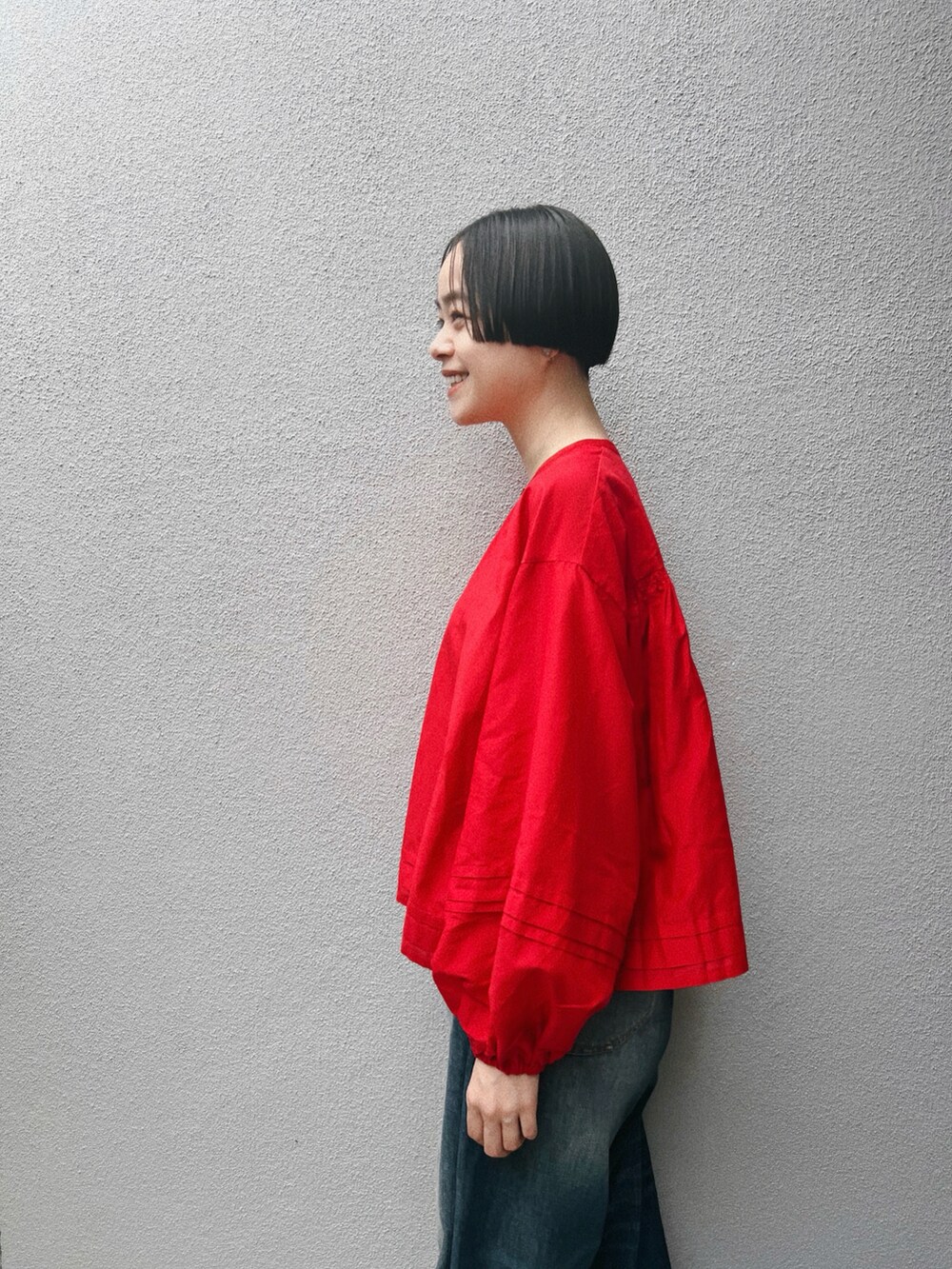 その他のシャツ/ブラウス、ブルー系のデニムパンツを着用したレディースの春コーディネートの3枚目の写真