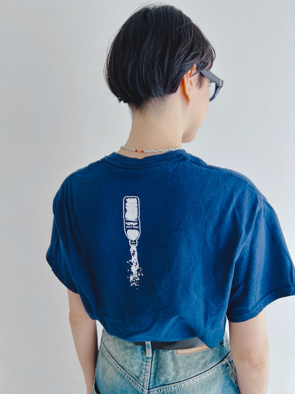 「古着MIX、デニム、デニムパンツ、シンプルコーデ、パンツスタイル、夏、古着、スニーカー、スニーカーコーデ、カジュアル、めがね、ママコーデ」｜「mina perhonenのアイテム（デニムパンツ、ブルー系）」を使った、Kanocoさん（レディース・170cm）の夏コーディネートの3枚目の写真