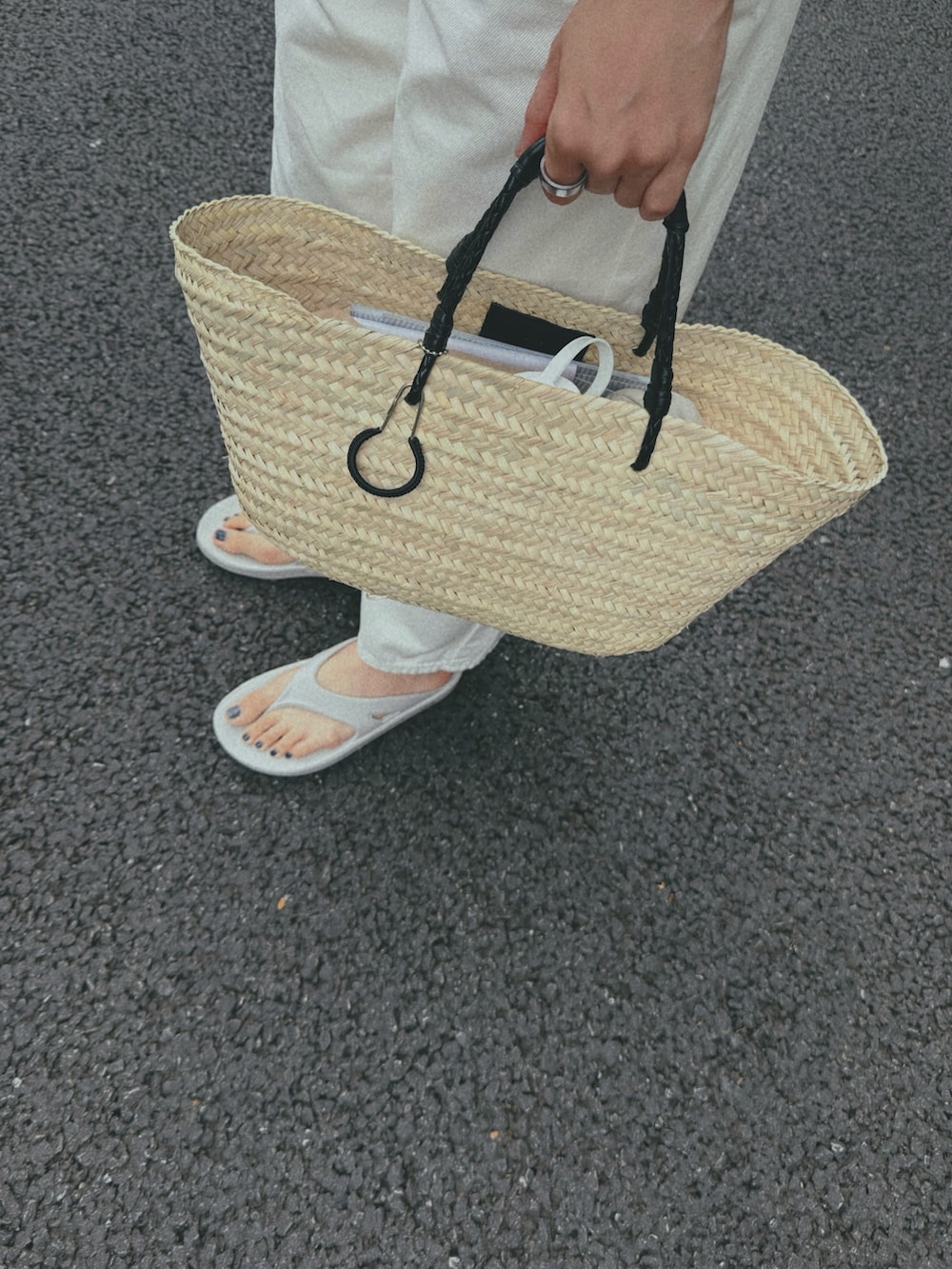 ホワイト系のデニムパンツ、ベージュ系のシャツ/ブラウス、グレー系のサンダルを着用したレディースの夏コーディネートの3枚目の写真