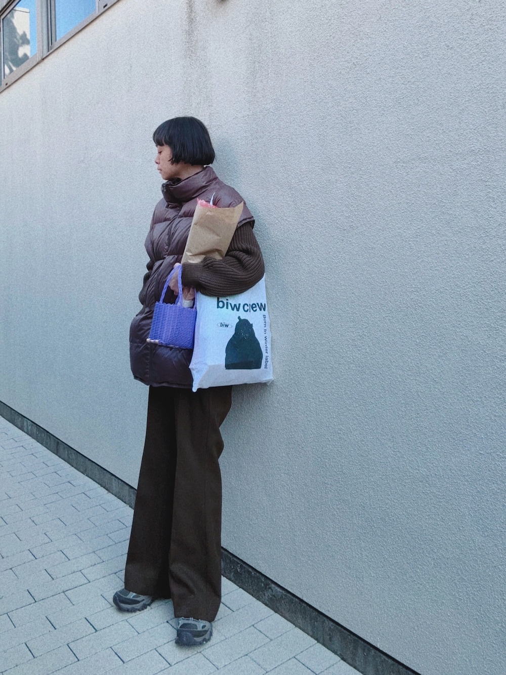 ブラウン系のパンツ、グリーン系のニット/セーター、ブラウン系のその他アウターを着用したレディースの春コーディネートの2枚目の写真