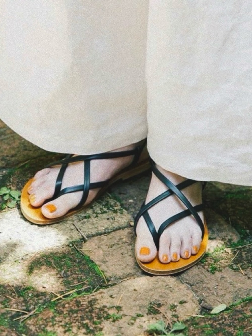 ホワイト系のシャツ/ブラウス、ホワイト系のその他パンツ、ブラック系のかごバッグを着用したレディースの夏コーディネートの2枚目の写真
