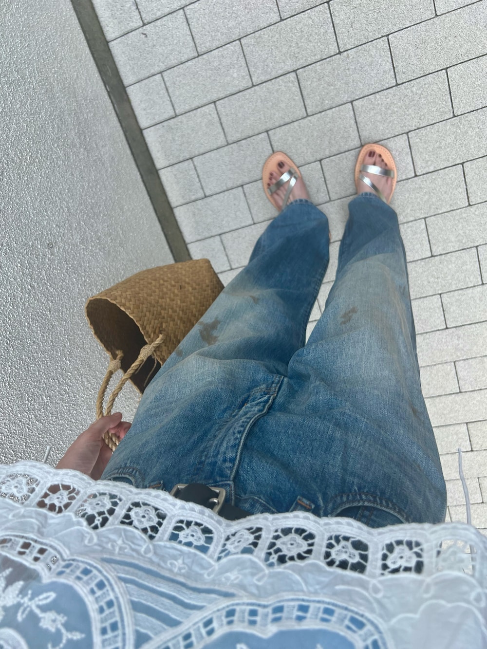 ホワイト系のシャツ/ブラウス、ブルー系のデニムパンツ、シルバー系のサンダルを着用したレディースの春コーディネートの4枚目の写真