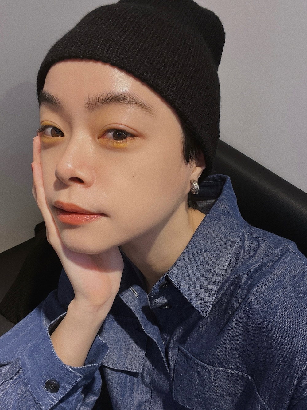 ブラック系のカーディガン/ボレロ、ブルー系のつなぎ/オールインワン、ホワイト系のスニーカーを着用したレディースの冬コーディネートの3枚目の写真