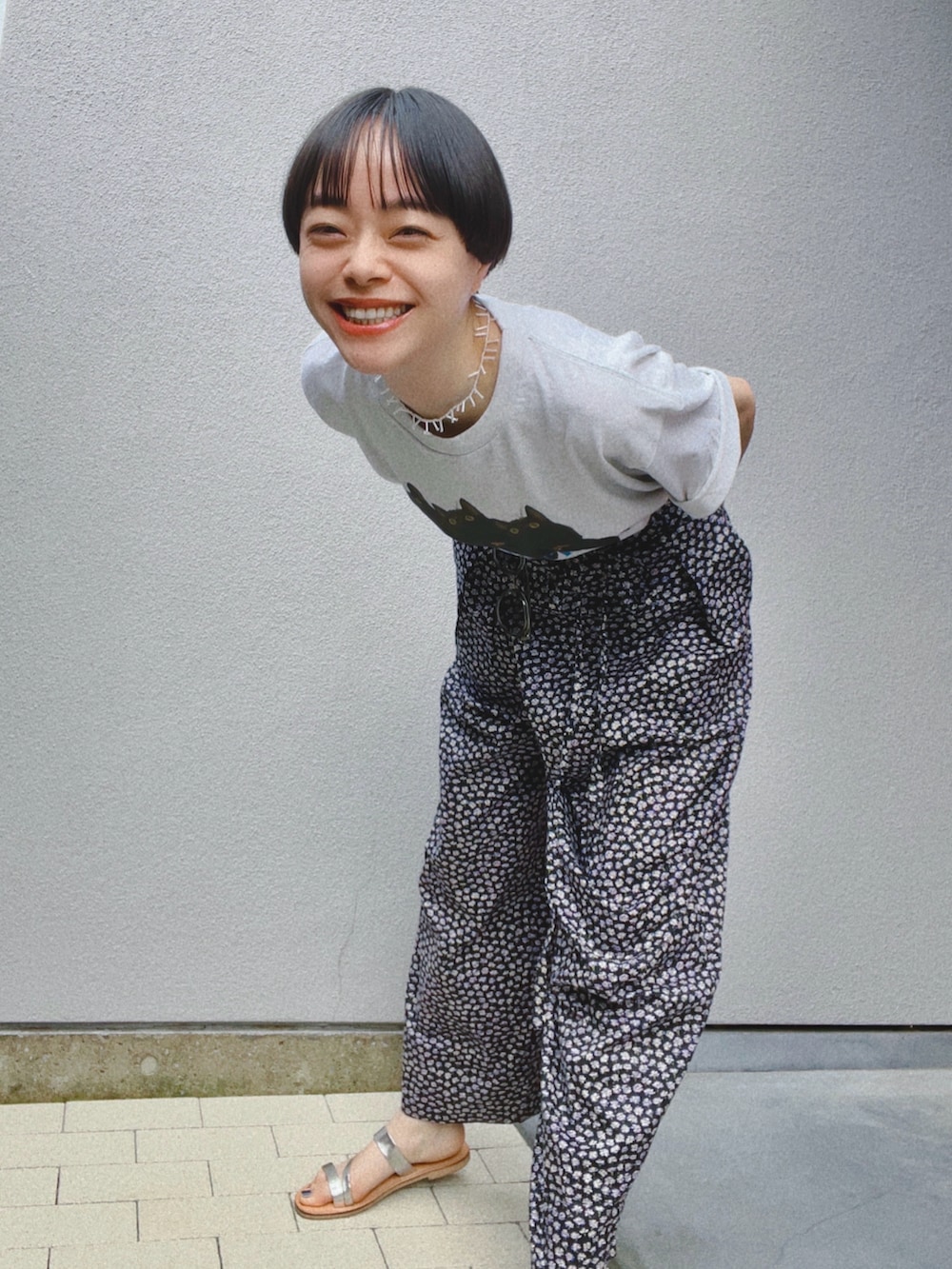 ブルー系のその他パンツ、シルバー系のサンダル、ホワイト系のネックレスを着用したレディースの夏コーディネートの2枚目の写真