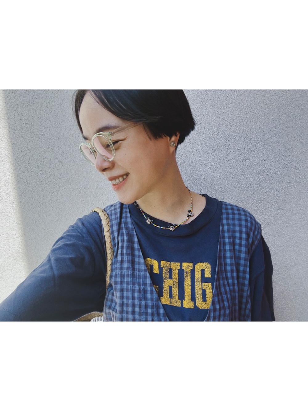 ブルー系のワンピース、ベージュ系のかごバッグ、ブラック系のサンダルを着用したレディースの夏コーディネートの3枚目の写真