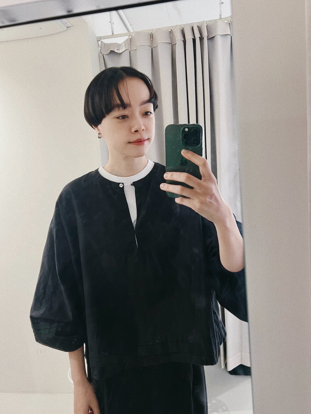 ベージュ系のトートバッグ、ホワイト系のTシャツ/カットソー、ブラック系のスカートを着用したレディースの夏コーディネートの2枚目の写真