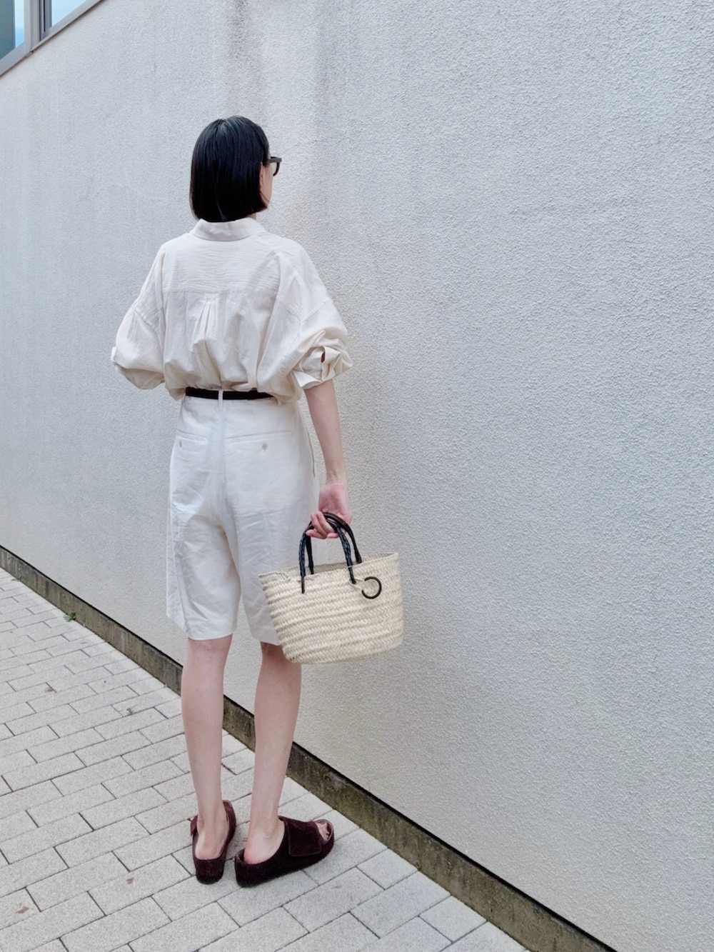 ブラウン系のサンダル、ホワイト系のその他パンツ、ベージュ系のシャツ/ブラウスを着用したレディースの夏コーディネートの3枚目の写真