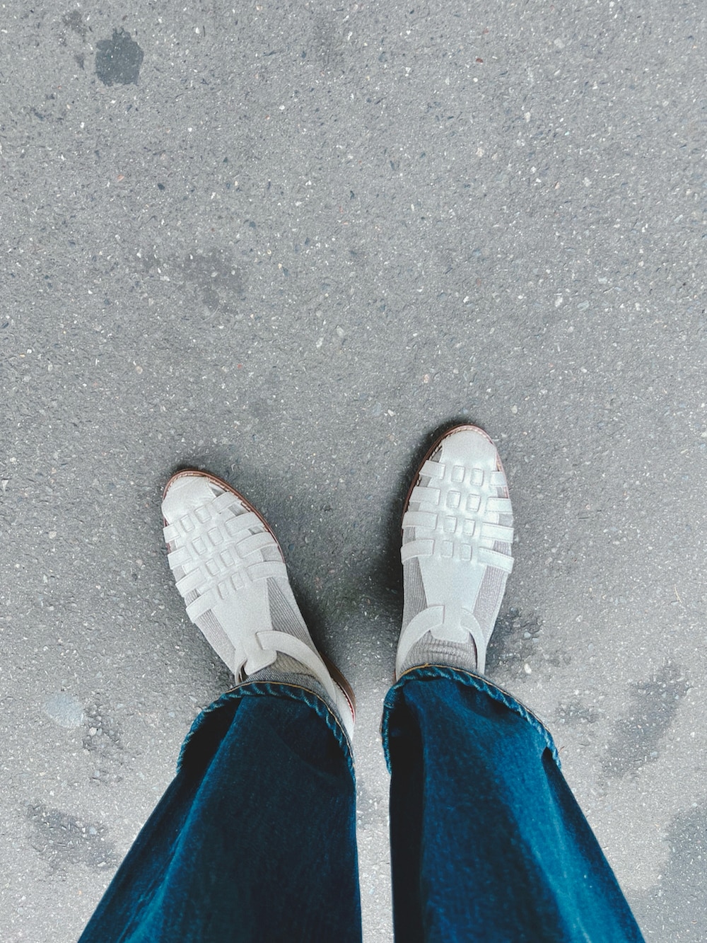 その他のシャツ/ブラウス、ブルー系のデニムパンツ、ホワイト系のサンダルを着用したレディースの春コーディネートの4枚目の写真