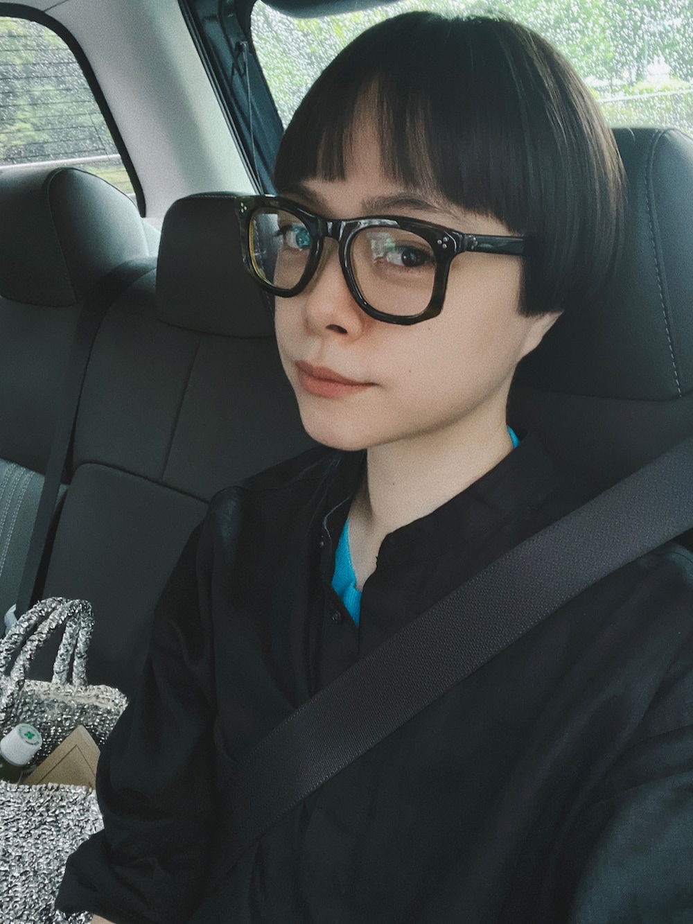 ブラック系のサロペット/オーバーオール、シルバー系のバッグ、ブルー系のTシャツ/カットソーを着用したレディースの夏コーディネートの2枚目の写真