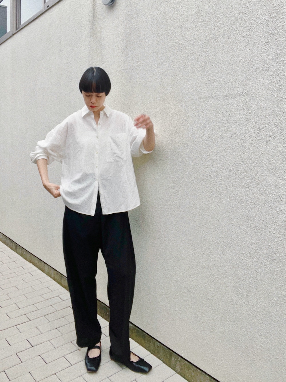 ホワイト系のシャツ/ブラウス、ブラック系のその他パンツ、ブラック系のバレエシューズを着用したレディースの秋コーディネートの2枚目の写真